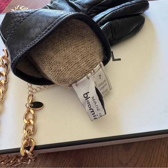 Bloomingdale’s leather and cashmere lined gloves - Picture 15 of 16